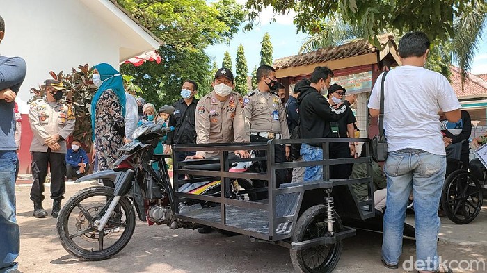 Bocah kembar siam dempet perus di Garut kini dapat pergi ke sekolah dengan nyaman usai diberi motor modif oleh Kapolres Garut.