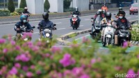 Batang tanaman bunga bougenville agak keras, mempunyai duri yang tajam dan bercabang-cabang.