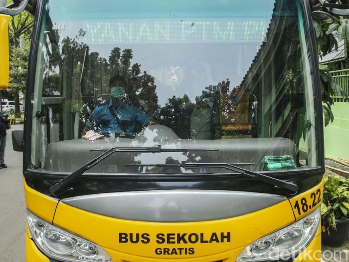Sejumlah pelajar menaiki bus sekolah usai mengikuti pembelajaran tatap muka (PTM) di SMK Negeri 15, Kebayoran Baru, Jakarta Selatan, Jumat (3/9/2021).