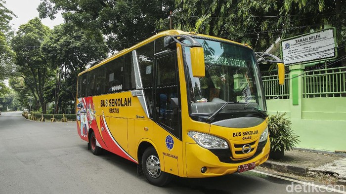 Sejumlah pelajar menaiki bus sekolah usai mengikuti pembelajaran tatap muka (PTM) di SMK Negeri 15, Kebayoran Baru, Jakarta Selatan, Jumat (3/9/2021).