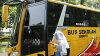 Bus tersebut melayani keberangkatan dan penjemputan siswa selama PTM terbatas.