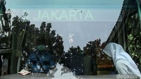 Bus sekolah ini juga dilengkapi oleh sarana dan prasarana penunjang prokes COVID-19 dan berkapasitas maksimal 15 penumpang.