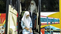 Pelajar yang akan menggunakan layanan antar dan jemput bus sekolah wajib menerapkan protokol kesehatan dengan menggunakan masker dan menjaga jarak saat berada di dalam bus.