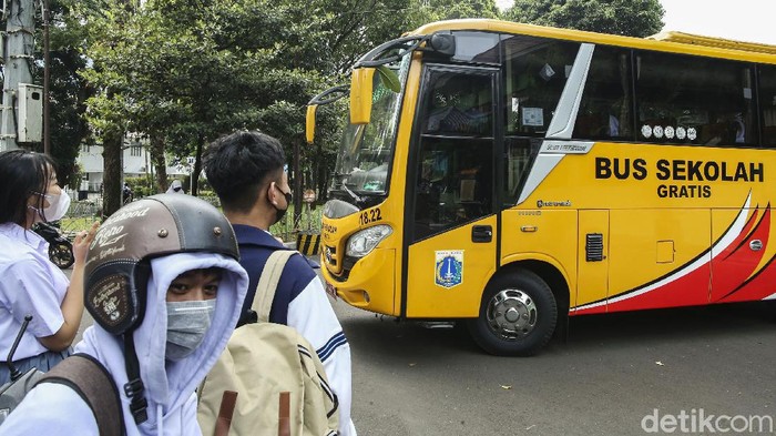 Bus Sekolah DKI Kembali Antar Jemput Siswa Sejumlah pelajar menaiki bus sekolah usai mengikuti pembelajaran tatap muka (PTM) di SMK Negeri 15, Kebayoran Baru, Jakarta Selatan, Jumat (3/9/2021).