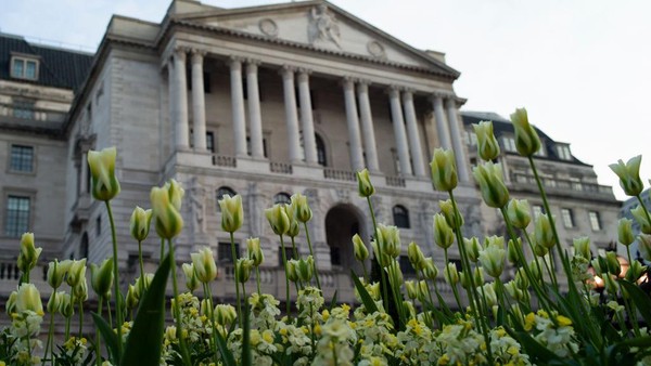 Di Inggris, bunga Tulip ditanam untuk mempercantik sudut-sudut kota. Seperti saat bunga tulip mekar. di luar Bank of England. Getty Images/Dan Kitwood  Di Inggris, bunga Tulip ditanam untuk mempercantik sudut-sudut kota. Seperti saat bunga tulip mekar. di luar Bank of England. Getty Images/Dan Kitwood Â