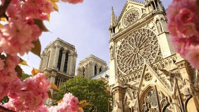 Cantiknya Bunga yang Bermekaran di Landmark Kota Dunia