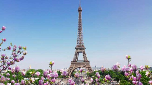 Keindahan menara Eiffel di Paris, Prancis, menjadi daya tarik wisatawan mancanegara. Landmark kota Paris ini semakin indah saat bunga-bunga bermekaran. Dok. USAToday  Keindahan menara Eiffel di Paris, Prancis, menjadi daya tarik wisatawan mancanegara. Landmark kota Paris ini semakin indah saat bunga-bunga bermekaran. Dok. USAToday Â