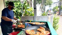 Karena itulah Madi memutuskan untuk membuka usaha kuliner sendiri. Usaha kuliner tersebut bernama Chicken Steak Pak Madi yang gerainya memanfaatkan teras rumahnya. Foto: detikcom/Riska Fitria
