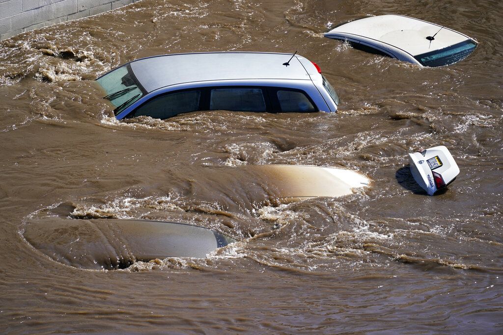 Deretan Mobil yang Jadi Korban Badai Ida di AS Badai Ida menyebabkan banjir bandang di Amerika Serikat. Selain merusak bangunan, banjir juga merendam kendaraan. Begini penampakannya.