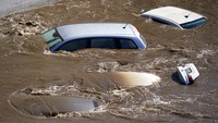 Banjir bandang telah mengubah jalan-jalan menjadi sungai. AP Photo/Matt Rourke.