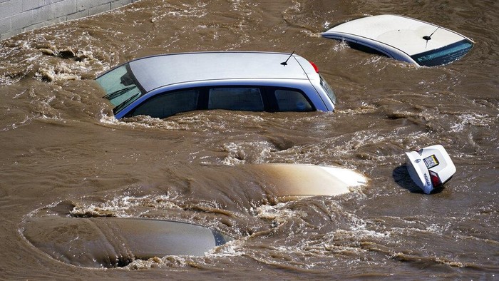 Badai Ida menyebabkan banjir bandang di Amerika Serikat. Selain merusak bangunan, banjir juga merendam kendaraan. Begini penampakannya.