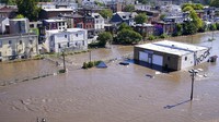Badai Ida telah menyebabkan sekitar 98.000 rumah di Pennsylvania, 60.000 di New Jersey, dan 40.000 rumah di New York tanpa listrik, menurut situs web poweroutage.us. AP Photo/Matt Rourke.