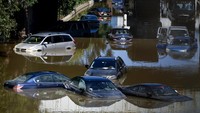 Banjir menutup jalan-jalan utama di seluruh wilayah New Jersey dan New York. AP Photo/Matt Rourke.