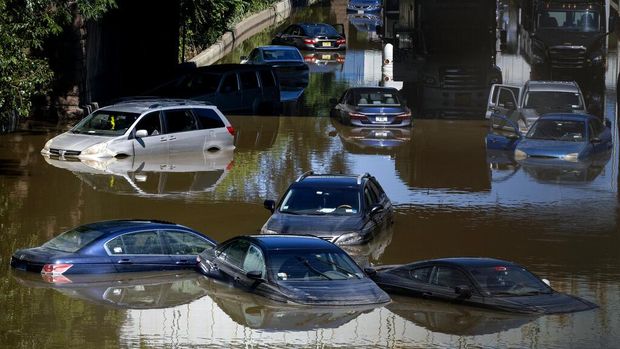 Deretan Mobil yang Jadi Korban Badai Ida di AS Badai Ida menyebabkan banjir bandang di Amerika Serikat. Selain merusak bangunan, banjir juga merendam kendaraan. Begini penampakannya.
