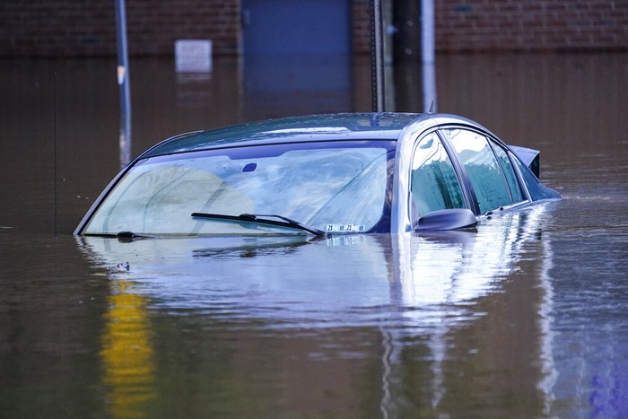 Badai Ida menyebabkan banjir bandang di Amerika Serikat. Selain merusak bangunan, banjir juga merendam kendaraan. Begini penampakannya.
