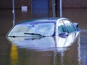 Biar Nggak Terseret Banjir, Mobil Diikat Tali ke Rumah