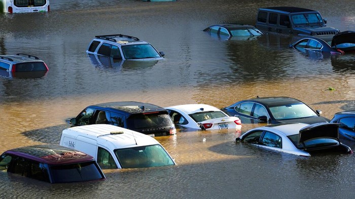 Deretan Mobil yang Jadi Korban Badai Ida di AS Badai Ida menyebabkan banjir bandang di Amerika Serikat. Selain merusak bangunan, banjir juga merendam kendaraan. Begini penampakannya.
