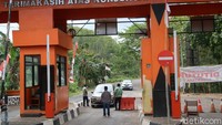 Namun ada saja wisatawan yang mencoba peruntungan untuk datang liburan.