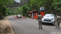 Totalnya ada 28 personel terdiri dari 4 anggota TNI, 9 anggota Polri, 4 orang dari Dinas Perhubungan (Dishub), 7 orang dari SAR Satlinmas dan 4 orang dari Satpol PP Kabupaten Gunungkidul yang berjaga. 