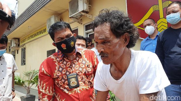 Dua tahun buron, tukang gali kubur kasus pembunuhan Aprianita (51), seorang PNS yang mayatnya dicor di TPU Kandang Kawat, Palembang ditangkap. (Prima Syahbana/detikcom)