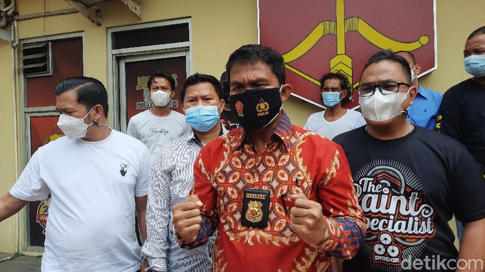 Dua tahun buron, tukang gali kubur kasus pembunuhan Aprianita (51), seorang PNS yang mayatnya dicor di TPU Kandang Kawat, Palembang ditangkap. (Prima Syahbana/detikcom)