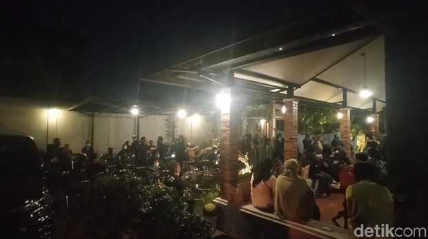 Suasana rumah duka Eben Burgerkill.