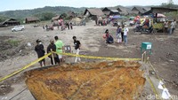 Namun saat pengerukan tanah menggunakan backhoe malah menemukan wajan berukuran super jumbo.