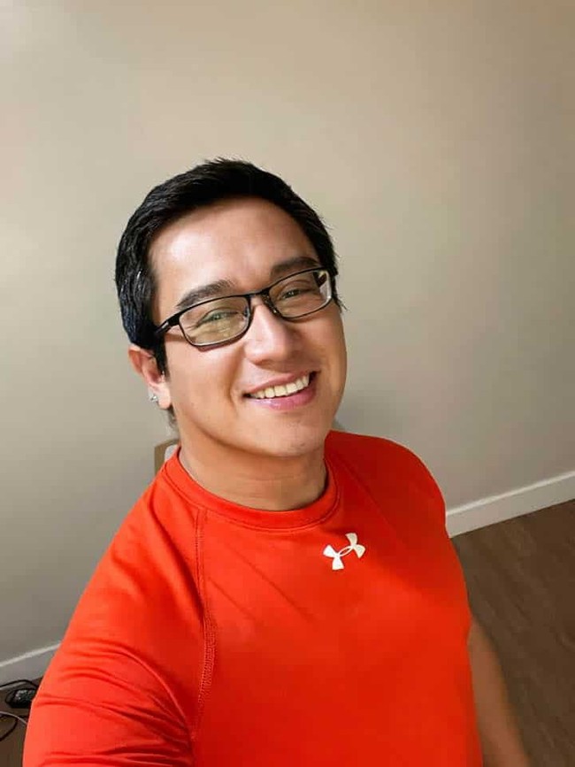 Fr. Ferdinand Santos sendiri sudah menjadi pastor selama 22 tahun dan mengaku bahagia dengan pilihan hidupnya itu. Karena dirinya bisa membantu menolong orang lain dan mendekatkannya kepada Tuhan. Foto: Facebook