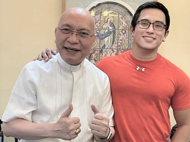 Foto pastor Ferdinand sendiri kala itu memang sengaja diunggah oleh Dekan Hukum Universitas San Beda Fr. Ranhilio Aquino sebagai ungkapan rasa kagumnya. Dalam postingannya itu, pastor Ranhilio mengaku mengagumi sosok pastor Ferdinand karena mau menyerahkan jabatan rektornya di Seminari St. John Vianney di Florida untuk bekerja di paroki-paroki yang membutuhkan di Filipina. Foto: Facebook