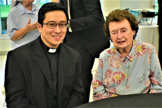 Tak sedikit netizen yang terpana melihat ketampanan sang pastor. Namun beberapa juga ada yang menyebut bahwa foto-foto tersebut merupakan hasil editan yang membuat sang pastor jadi terlihat lebih muda. Foto: Facebook