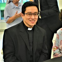 Tak sedikit netizen yang terpana melihat ketampanan sang pastor. Namun beberapa juga ada yang menyebut bahwa foto-foto tersebut merupakan hasil editan yang membuat sang pastor jadi terlihat lebih muda. Foto: Facebook