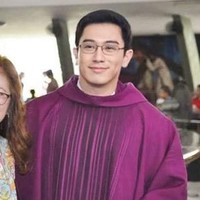 Pastor Ferdinand Santos belakangan menjadi viral usai foto-foto dirinya diunggah ke media sosial oleh pastor Rainhilio Aquino. Foto-foto ketampanan sang pastor pun langsung mencuri perhatian. Foto: Facebook