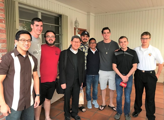 Beberapa foto-foto dari pastor Ferdinand juga terlihat diunggah di akun Facebook Saint John Vianney College Seminary Miami. Seperti foto yang satu ini, saat pastor Ferdinand terlihat tengah berpose bersama beberapa orang lainnya. Foto: Facebook