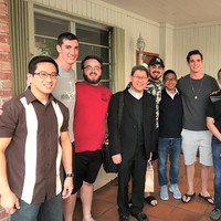 Beberapa foto-foto dari pastor Ferdinand juga terlihat diunggah di akun Facebook Saint John Vianney College Seminary Miami. Seperti foto yang satu ini, saat pastor Ferdinand terlihat tengah berpose bersama beberapa orang lainnya. Foto: Facebook