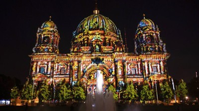 Kemilau Landmark di Berlin Bermandikan Cahaya