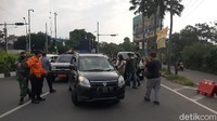 Di hari pertama ujicoba sistem ganjil genap, ratusan kendaraan roda 4 dan roda 2 diputarbalik karena nopol kendaraannya tidak sesuai tanggal hari ini.