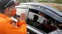Beberapa warga sempat menolak ketika diminta putarbalik, namun setelah diberi pengertian akhirnya mereka pasrah dan mencari jalur lain.