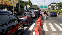 Satgas COVID-19 Kabupaten mulai melakukan ujicoba sistem ganjil genap untuk kendaraan menuju kawasan wisata Puncak, Bogor, Jumat (3/9/2021).