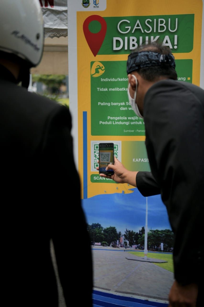 Gubernur Jawa Barat (Jabar) Ridwan Kamil meninjau penerapan protokol kesehatan di Sarana Olahraga Gasibu pascauji coba pembukaan untuk umum, Kamis (2/9/2021). (Dok. Humas Jabar)