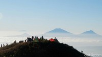 Dari puncak Gunung Prau, Anda akan dimanjakan dengan pemandangan Gunung Sindoro dan Sumbing yang terlihat sangat elegan dan gagah. (Uje Hartono/detikcom)