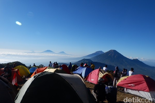 Gunung Prau memiliki banyak jalur pendakian. Traveler bisa menggapai puncaknya dari Jalur Patak Banteng, Dieng, hingga Kali Lembu. (Uje Hartono/detikcom) Gunung Prau memiliki banyak jalur pendakian. Traveler bisa menggapai puncaknya dari Jalur Patak Banteng, Dieng, hingga Kali Lembu. (Uje Hartono/detikcom)