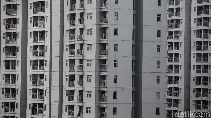 Sejumlah tower apartemen di kawasan Jakarta Barat tampak berdiri tegak, Jakarta, Jumat (3/9/2021). Tarif apartemen sewa sepanjang kuartal II tahun ini relatif stabil di tengah tekanan pasar akibat banyaknya ekspatriat yang pulang ke negaranya lantaran kondisi bisnis secara umum tertekan pembatasan yang diberlakukan untuk mengatasi pandemi Covid-19.