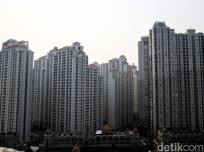 Sejumlah tower apartemen di kawasan Jakarta Barat tampak berdiri tegak, Jakarta, Jumat (3/9/2021). Tarif apartemen sewa sepanjang kuartal II tahun ini relatif stabil di tengah tekanan pasar akibat banyaknya ekspatriat yang pulang ke negaranya lantaran kondisi bisnis secara umum tertekan pembatasan yang diberlakukan untuk mengatasi pandemi Covid-19.