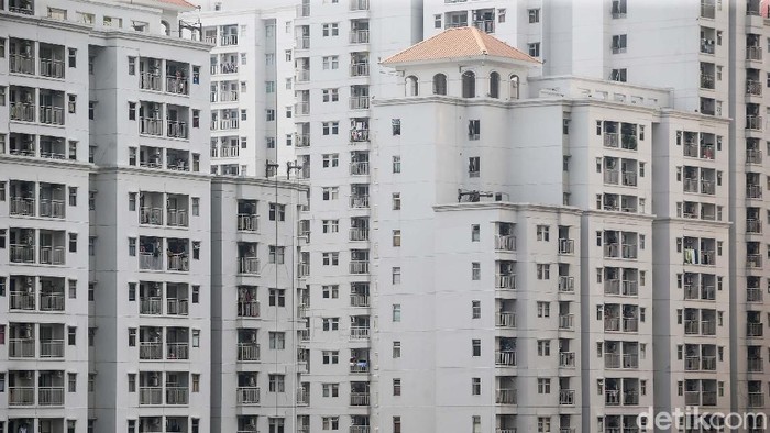 Sejumlah tower apartemen di kawasan Jakarta Barat tampak berdiri tegak, Jakarta, Jumat (3/9/2021). Tarif apartemen sewa sepanjang kuartal II tahun ini relatif stabil di tengah tekanan pasar akibat banyaknya ekspatriat yang pulang ke negaranya lantaran kondisi bisnis secara umum tertekan pembatasan yang diberlakukan untuk mengatasi pandemi Covid-19.