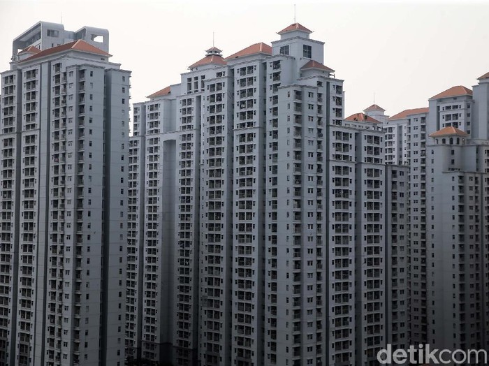 Sejumlah tower apartemen di kawasan Jakarta Barat tampak berdiri tegak, Jakarta, Jumat (3/9/2021). Tarif apartemen sewa sepanjang kuartal II tahun ini relatif stabil di tengah tekanan pasar akibat banyaknya ekspatriat yang pulang ke negaranya lantaran kondisi bisnis secara umum tertekan pembatasan yang diberlakukan untuk mengatasi pandemi Covid-19.