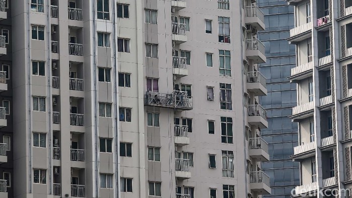 Sejumlah tower apartemen di kawasan Jakarta Barat tampak berdiri tegak, Jakarta, Jumat (3/9/2021). Tarif apartemen sewa sepanjang kuartal II tahun ini relatif stabil di tengah tekanan pasar akibat banyaknya ekspatriat yang pulang ke negaranya lantaran kondisi bisnis secara umum tertekan pembatasan yang diberlakukan untuk mengatasi pandemi Covid-19.