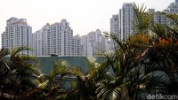 Sejumlah tower apartemen di kawasan Jakarta Barat tampak berdiri tegak, Jakarta, Jumat (3/9/2021). Tarif apartemen sewa sepanjang kuartal II tahun ini relatif stabil di tengah tekanan pasar akibat banyaknya ekspatriat yang pulang ke negaranya lantaran kondisi bisnis secara umum tertekan pembatasan yang diberlakukan untuk mengatasi pandemi COVID-19.  