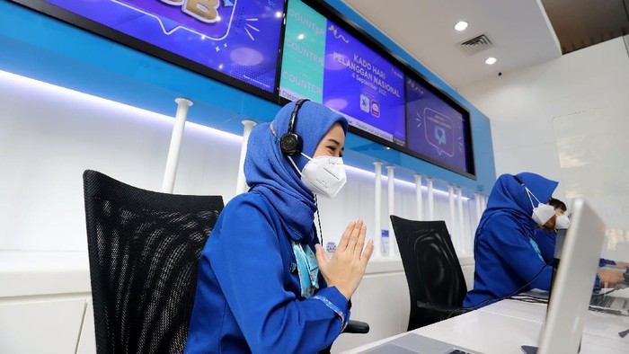 Pekerja XL Axiata melayani pelanggan yang bertepatan dengan Hari Pelanggan Nasional 2021 di XL Center, Jakarta, Jumat (3/9/2021). XL Axiata dalam menyambut Hari Pelanggan Nasional 2021 mengusung tema Kado Pelanggan #darirumah dengan memberikan sejumlah penawaran khusus untuk pelanggan XL, AXIS dan PRIORITAS.