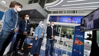 Beginilah saat Direktur & Chief Commercial Officer XL Axiata David Arcelus Oses (kiri) didampingi Group Head Indirect Channel Junius Khoestadi (kedua kiri), Group Head Customer Contact Center Retno Wulan (kedua kanan) dan Group Head Direct Channel Management Muhamad Novan Adilandy (kanan) berbincang dengan para pelanggan yang berada di Lombok secara virtual dalam rangka menyambut Hari Pelanggan Nasional 2021 di Jakarta, Jumat (3/9/2021).