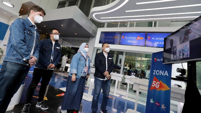 Hari Pelanggan XL Axiata Pekerja XL Axiata melayani pelanggan yang bertepatan dengan Hari Pelanggan Nasional 2021 di XL Center, Jakarta, Jumat (3/9/2021). XL Axiata dalam menyambut Hari Pelanggan Nasional 2021 mengusung tema Kado Pelanggan #darirumah dengan memberikan sejumlah penawaran khusus untuk pelanggan XL, AXIS dan PRIORITAS.